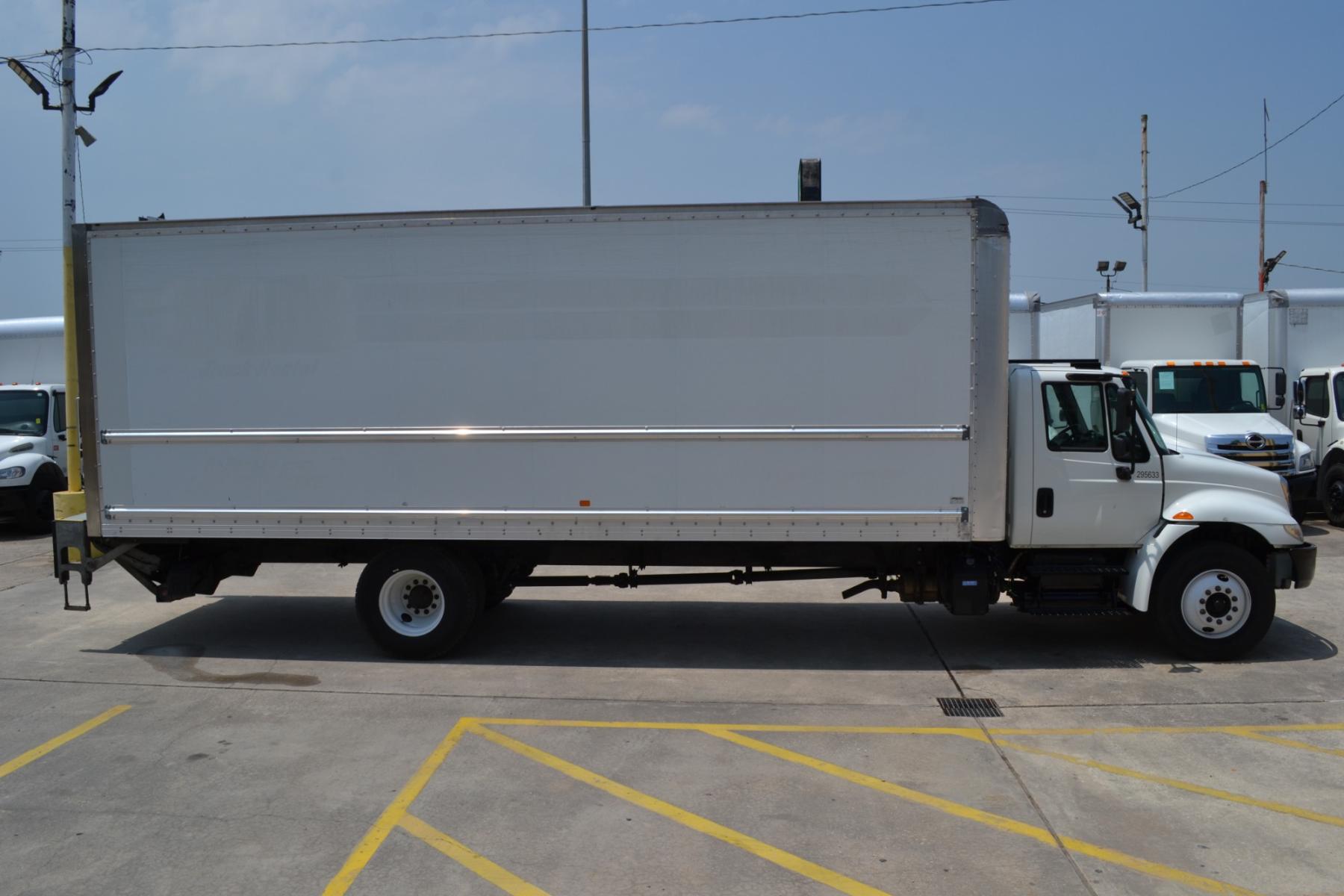 2018 WHITE /BLACK INTERNATIONAL 4300 with an CUMMINS ISB 6.7L 220HP engine, EATON FULLER PROCISION AUTOMATIC transmission, located at 9172 North Fwy, Houston, TX, 77037, (713) 910-6868, 29.887470, -95.411903 - 25,999LB GVWR NON CDL, 26FT BOX , 13FT CLEARANCE , 103" X 102", WALTCO 3,000LB CAPACITY ALUMINUM LIFT GATE, 70 GALLON FUEL TANK, AIR RIDE , COLD A/C, CRUISE CONTROL - Photo #3